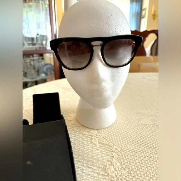 Prada Tortoise Shell Wayfarer Sunglasses Timeless Design display picture 2